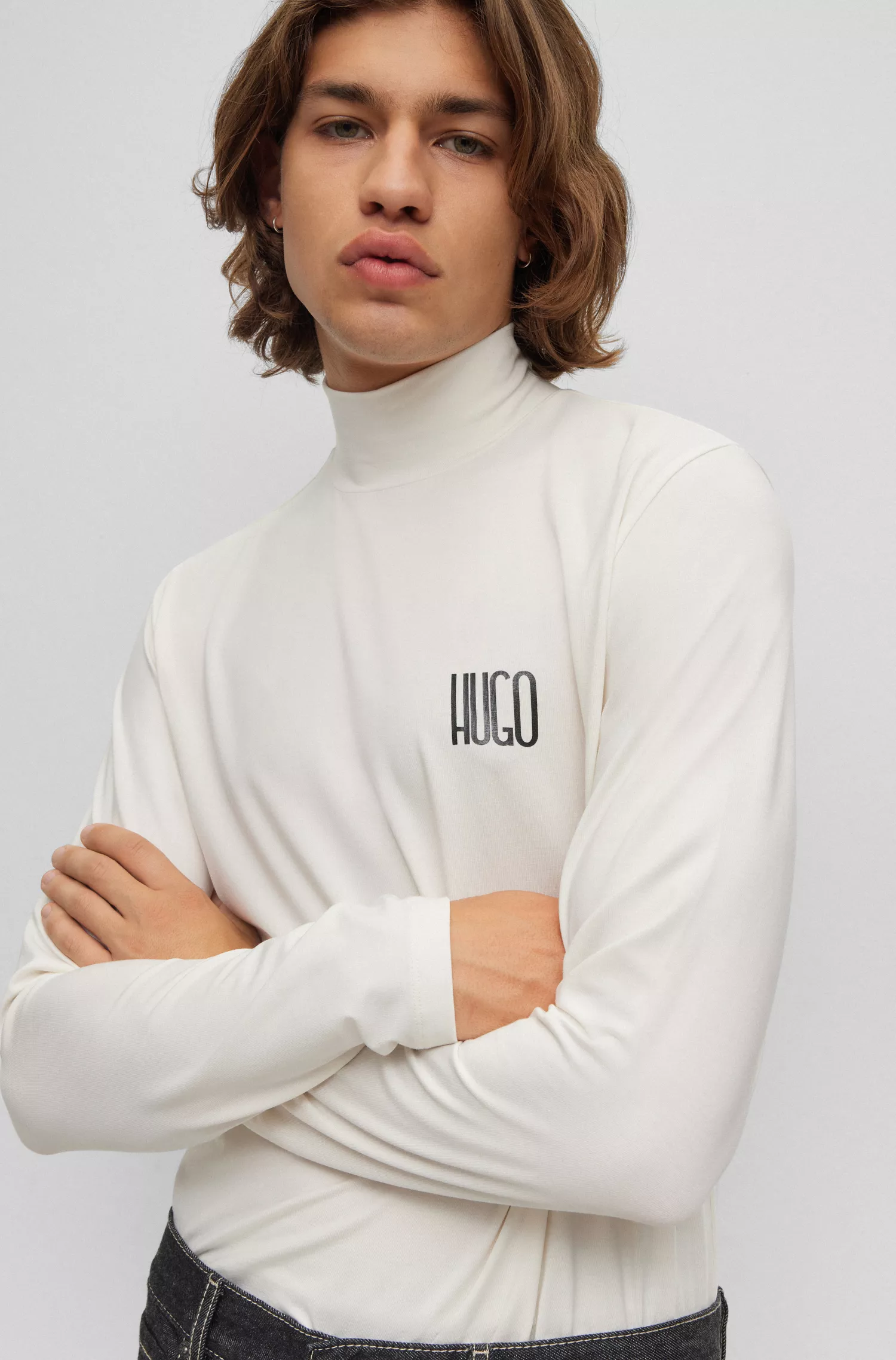 Camiseta HUGO vermelha de gola alta e corte justo com o logotipo da nova coleção.