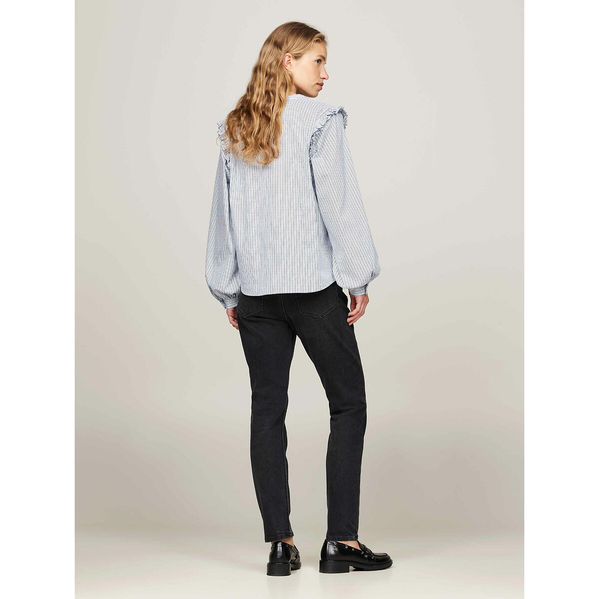 TOMMY HILFIGER<br>Blusa de manga comprida, gola alta, babado