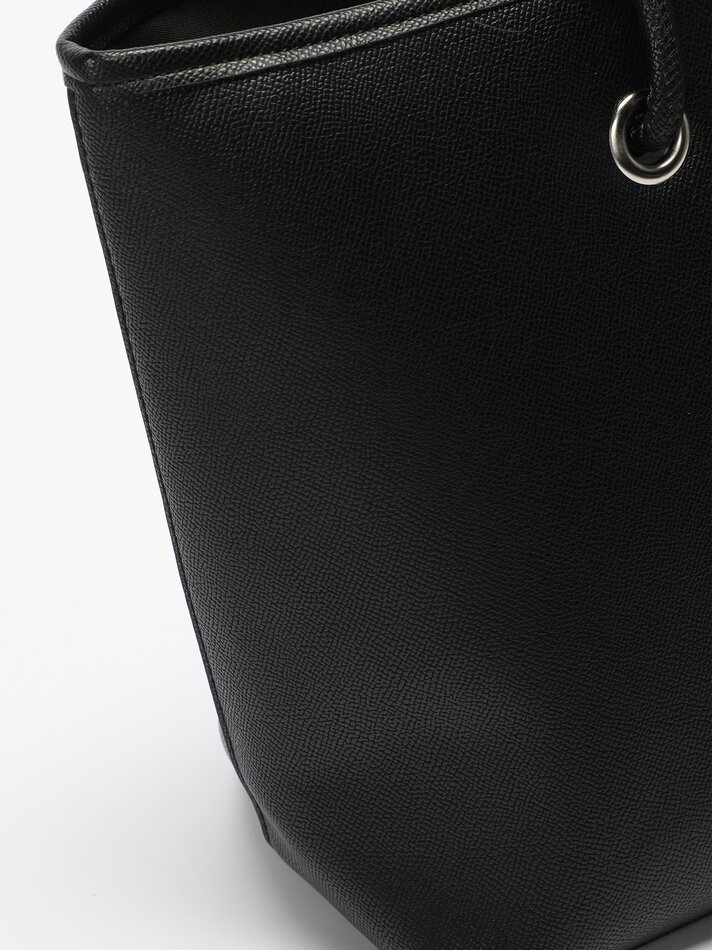 Bolsa preta em couro sintético com nó.