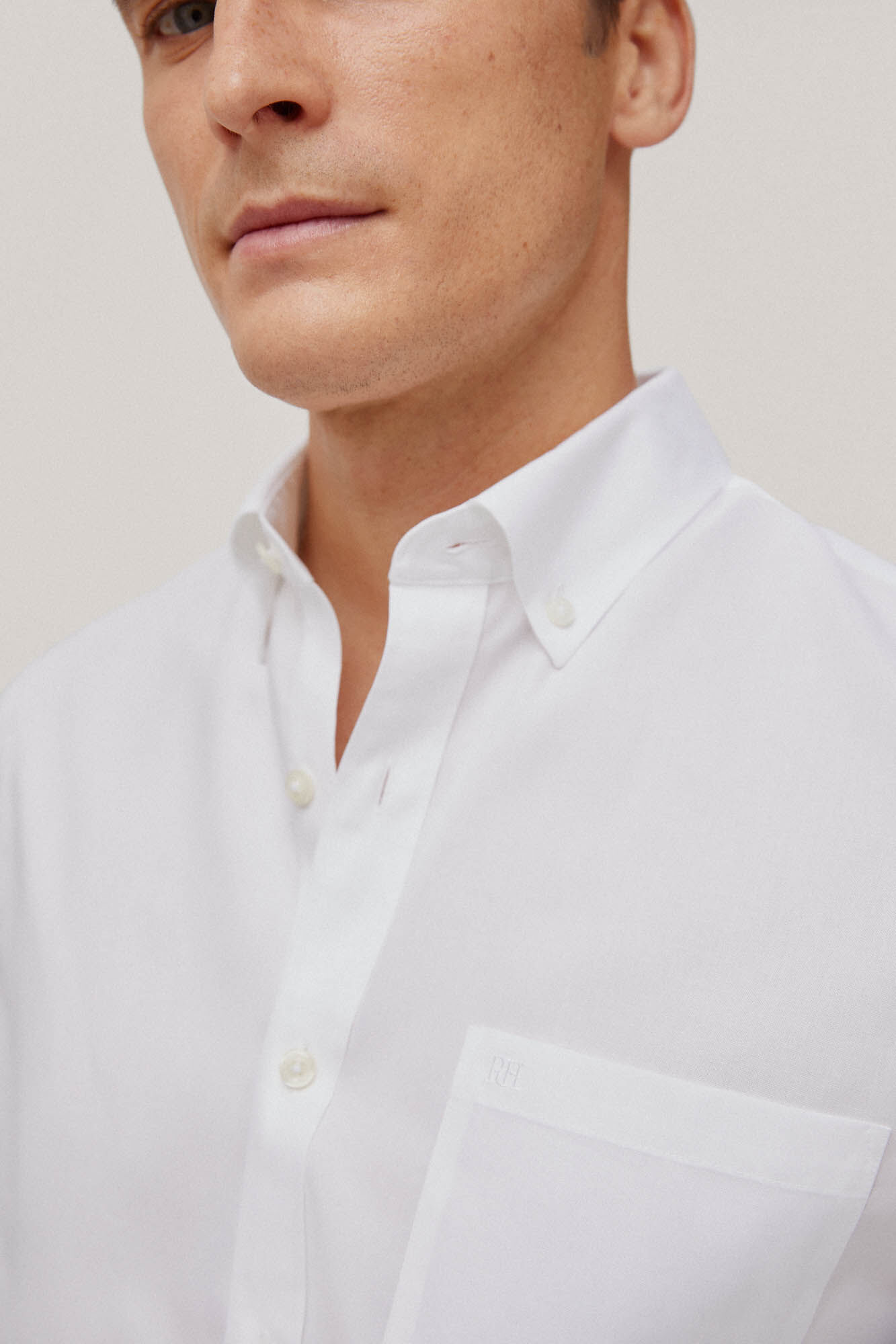 Camisa lisa que não precisa passar e é resistente a manchas - Branca