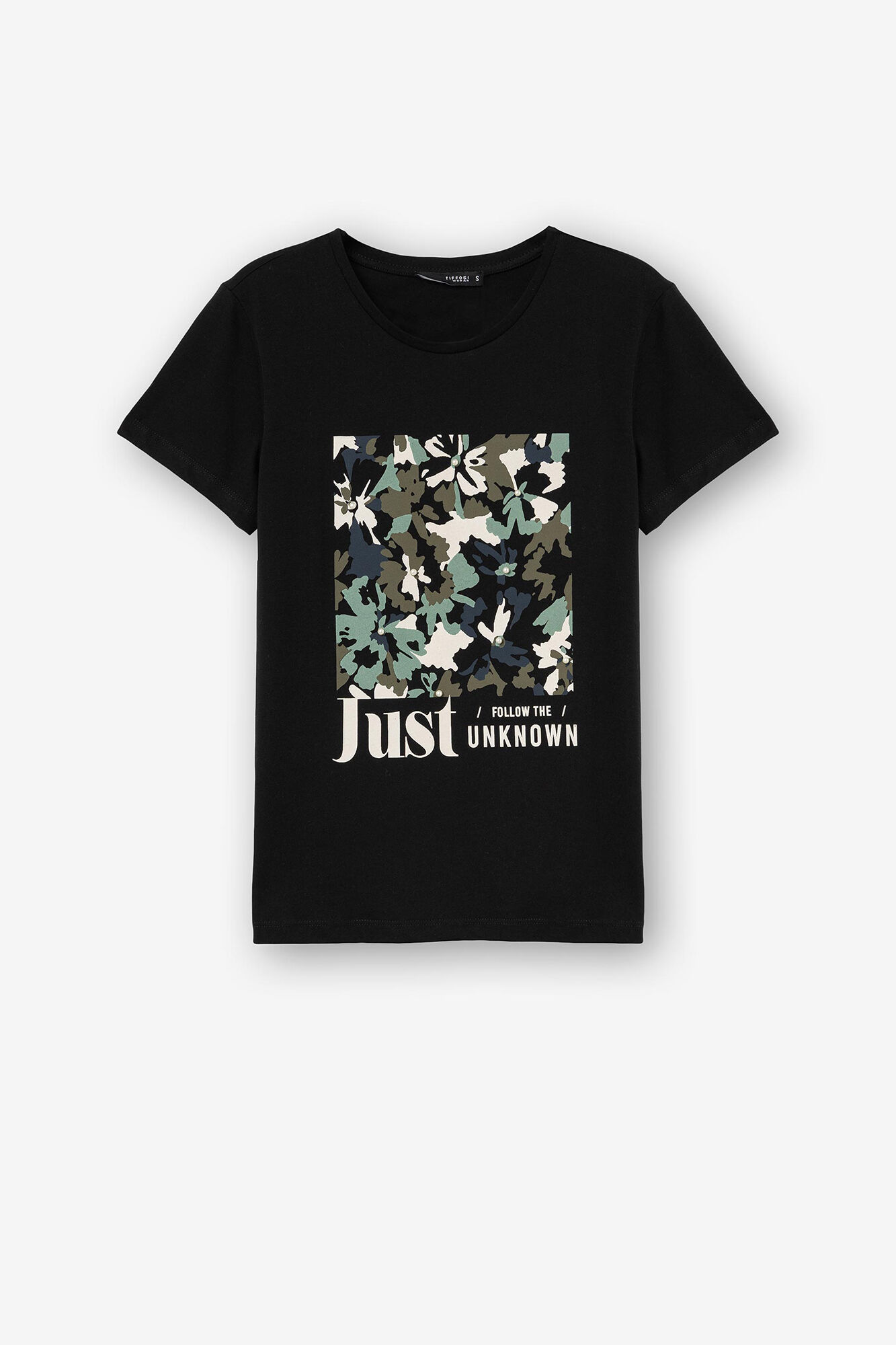 Camiseta com estampa frontal e apliques.