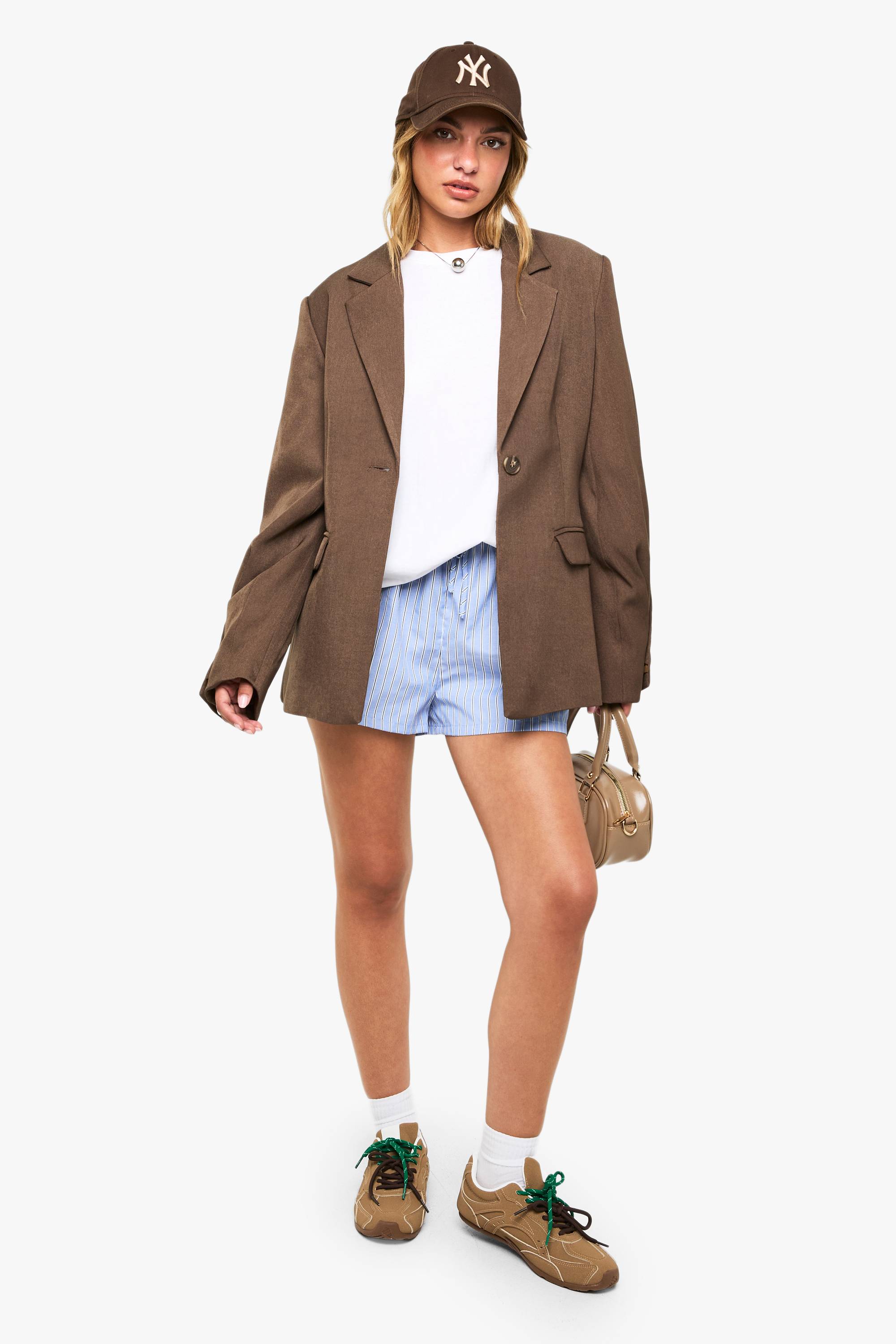boohoo Blazer surdimensionné à simple boutonnage avec détails boutons et manches volumineuses