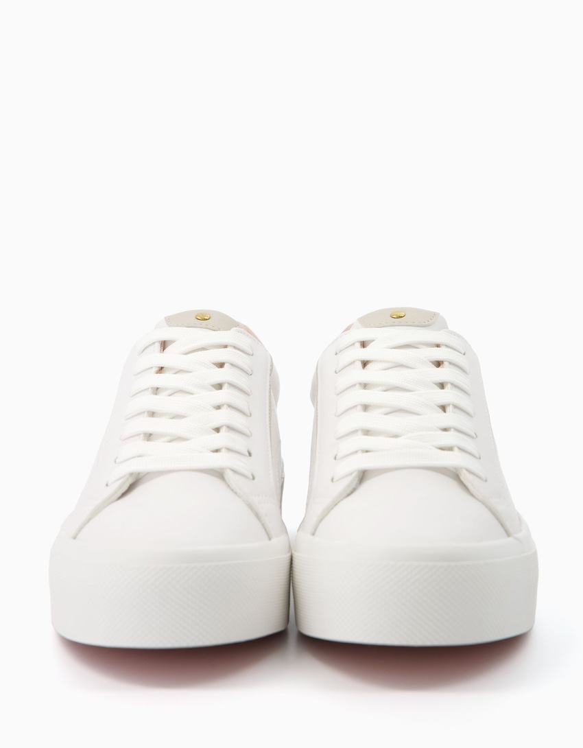 Tênis com tachas contrastantes