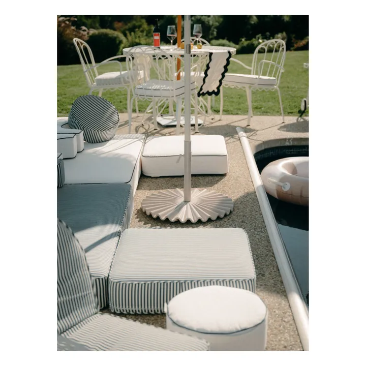 Business & Pleasure Co. Pied de parasol moulé | Blanc