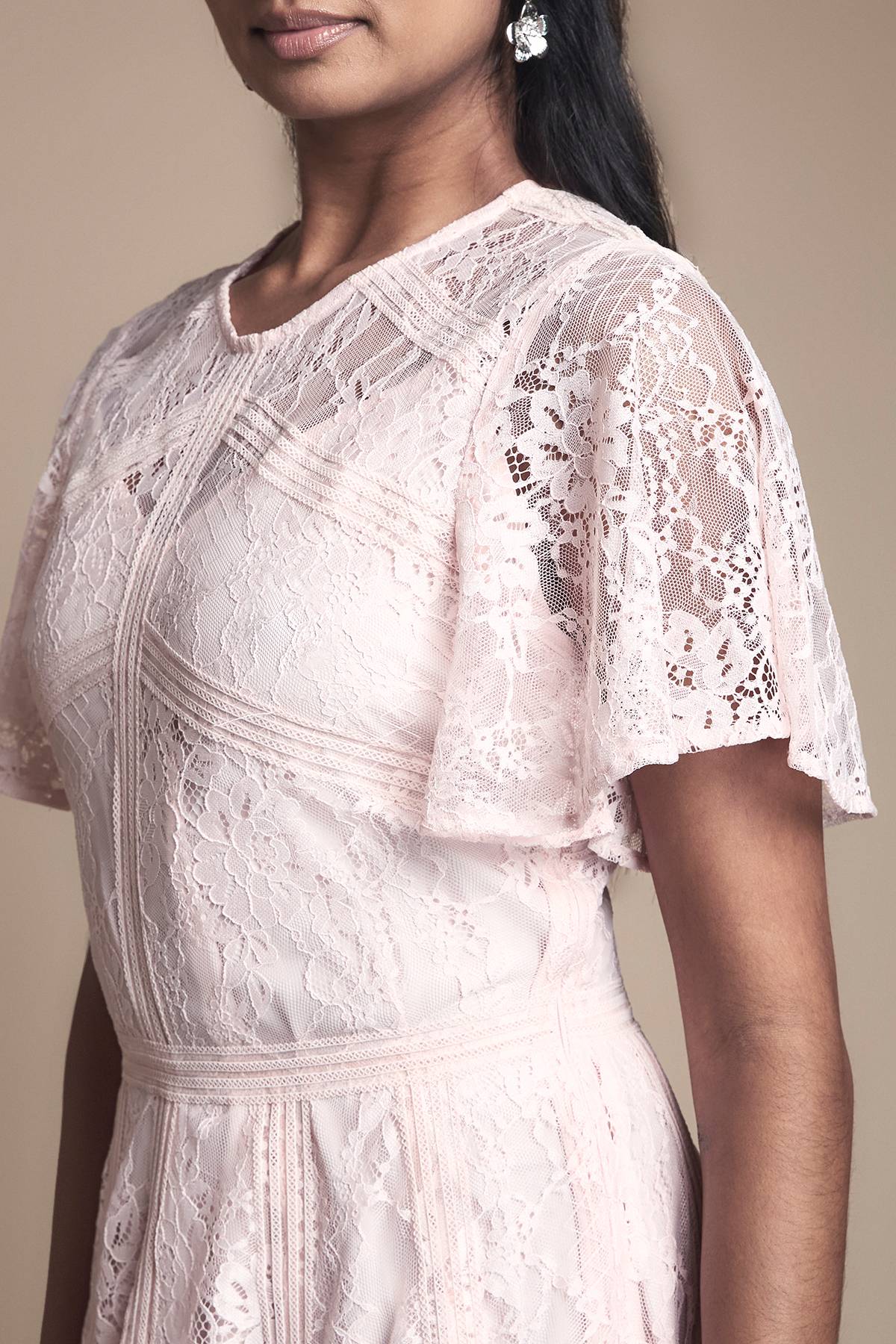 Oasis Robe de Demoiselle d'Honneur en Dentelle à Manches Évasées
