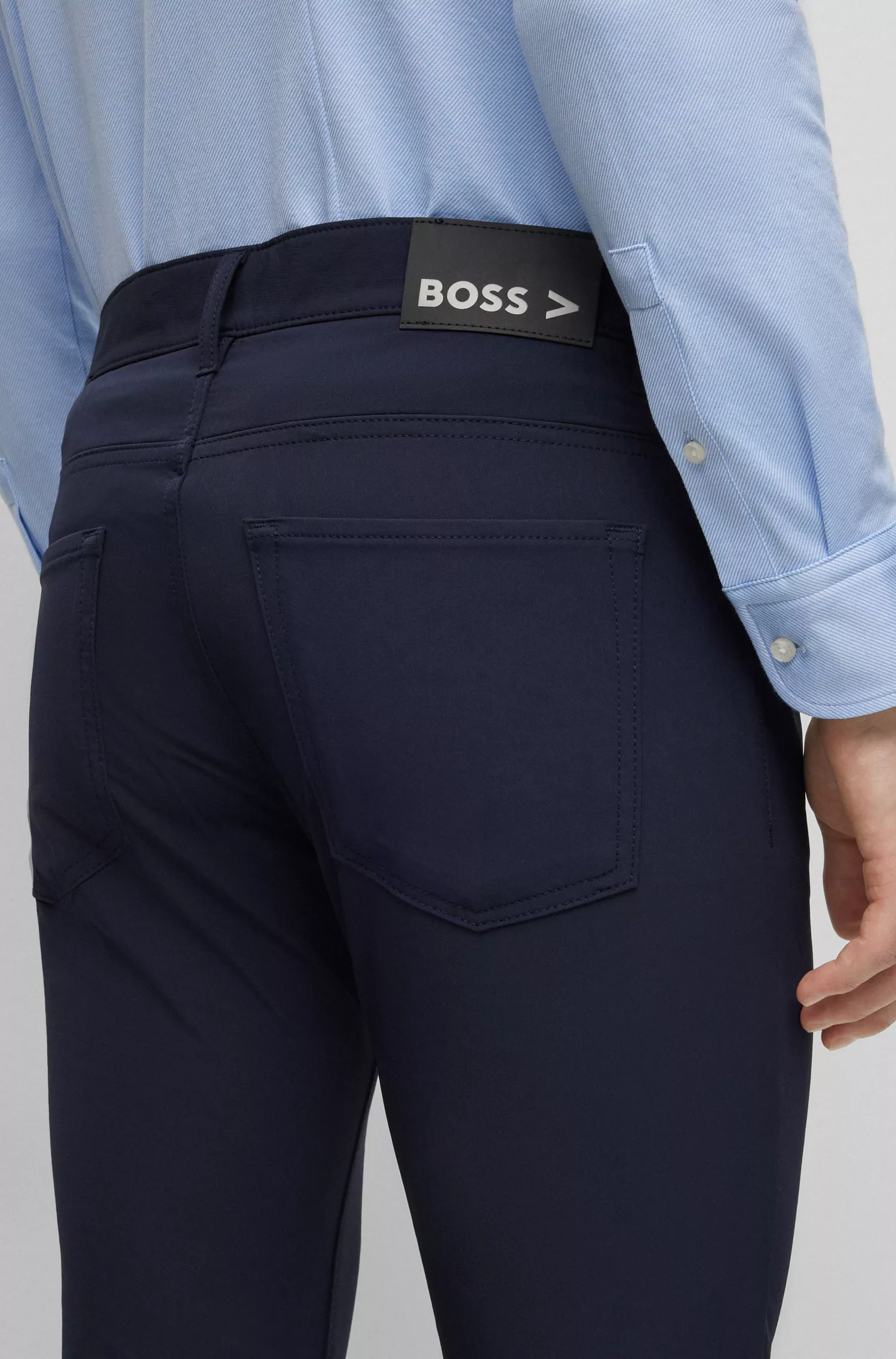 Calça jeans BOSS preta, corte slim, em denim elástico de alta performance.