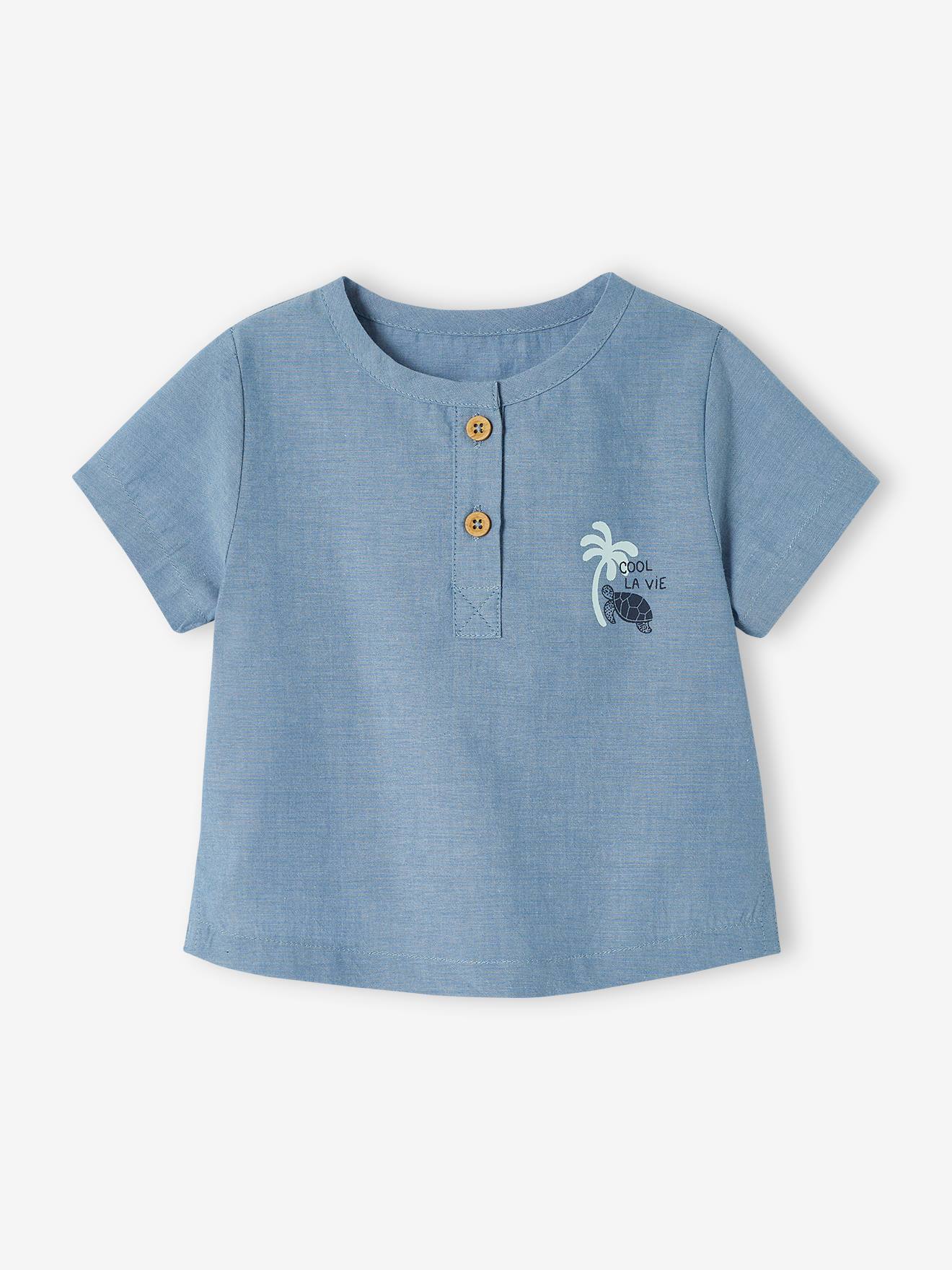 Roupa de bebê: camiseta azul clara e shorts.
