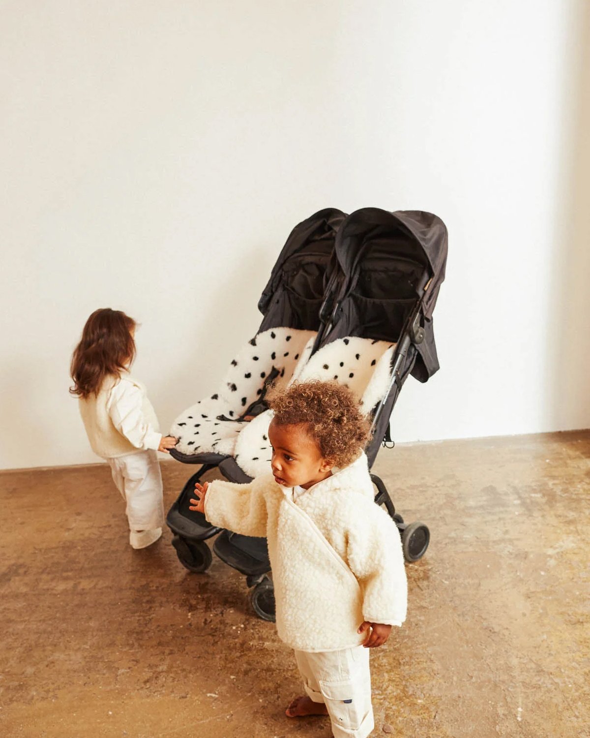 Lammeskinn til Vogn, Vippestol og Moseskurv – Universal Fit – 100% Merino | Snuggler Fixed