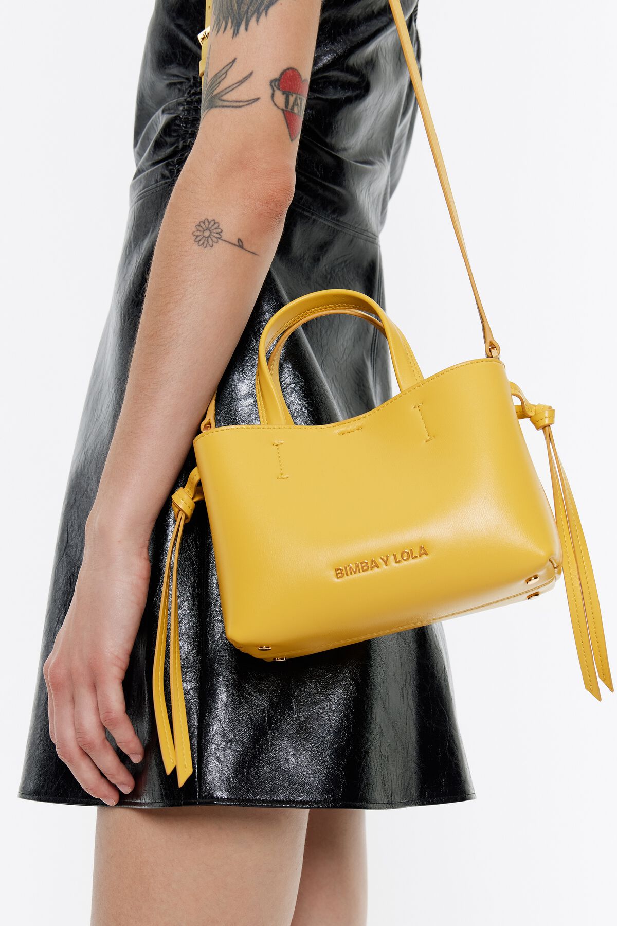 Bolsa mini de couro com estampa de Chihuahua na cor amarela