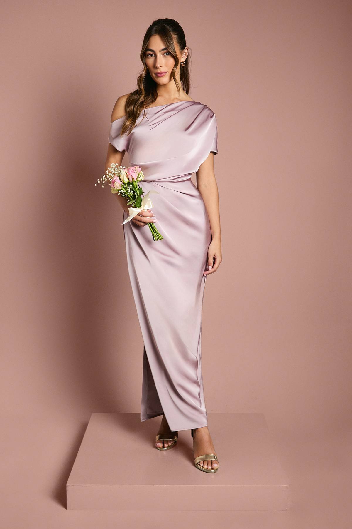 Coast Robe Longue de Demoiselle d'Honneur en Satin à Détails Froncés et Épaules Dénudées