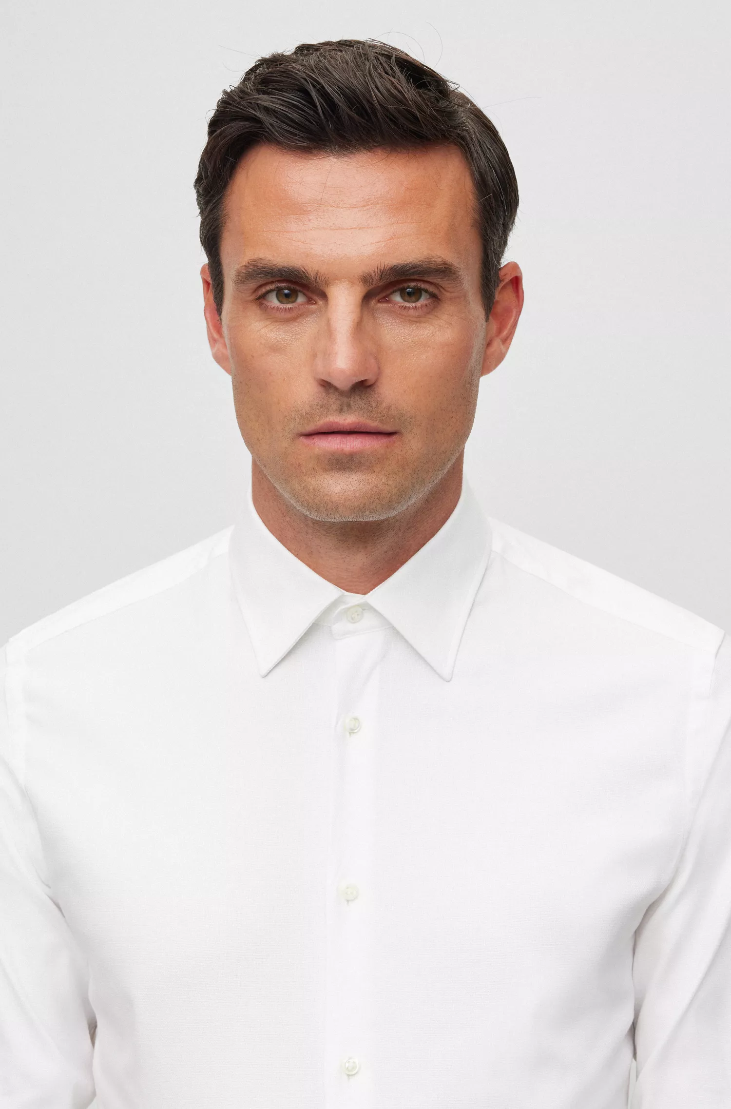 Camisa BOSS cor camelo, corte slim, em algodão estruturado com elastano, fabricada na Itália.