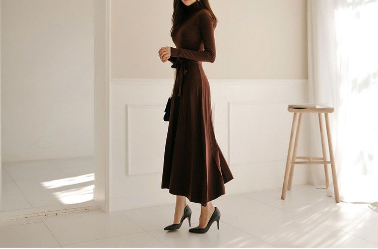 Yilda - Gebreide midi-jurk met lange mouwen en mock neck