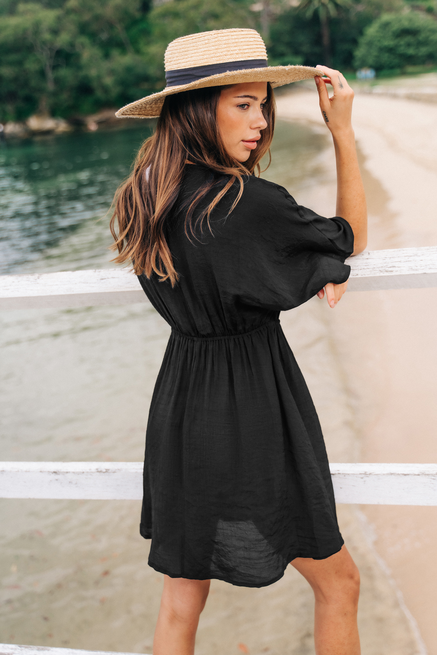 Robe cover up à col en V et broderie