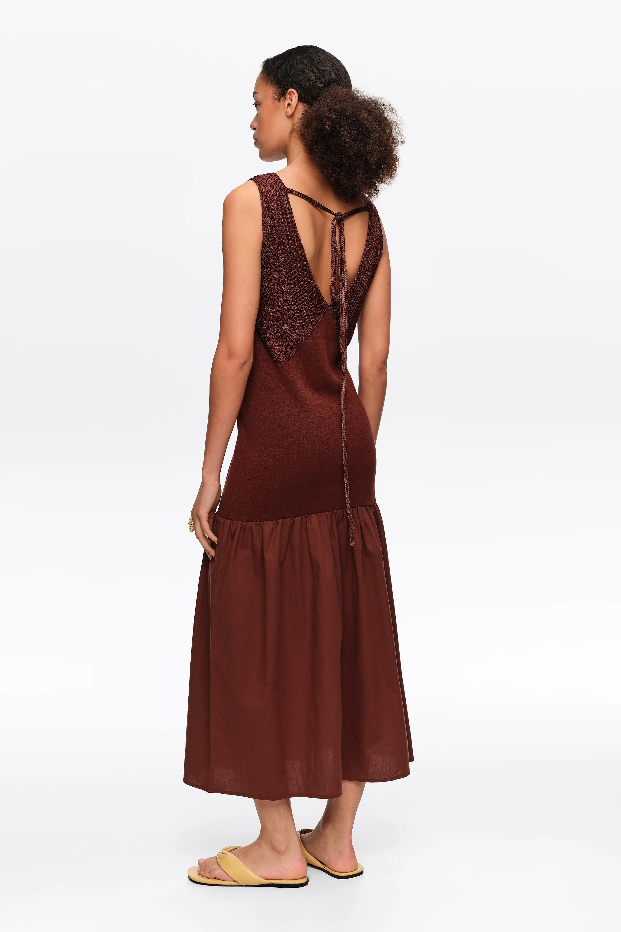 Vestido marrom de malha evasê em dois materiais