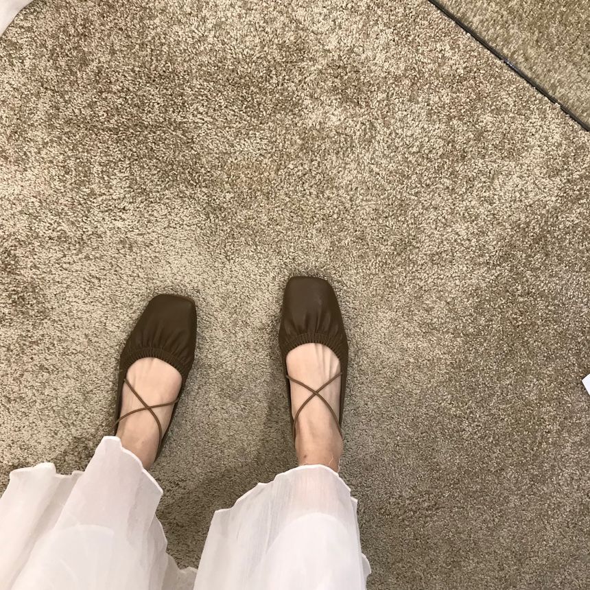 Queenie's Home - Effen gesmokte platte schoenen met kruisbandjes