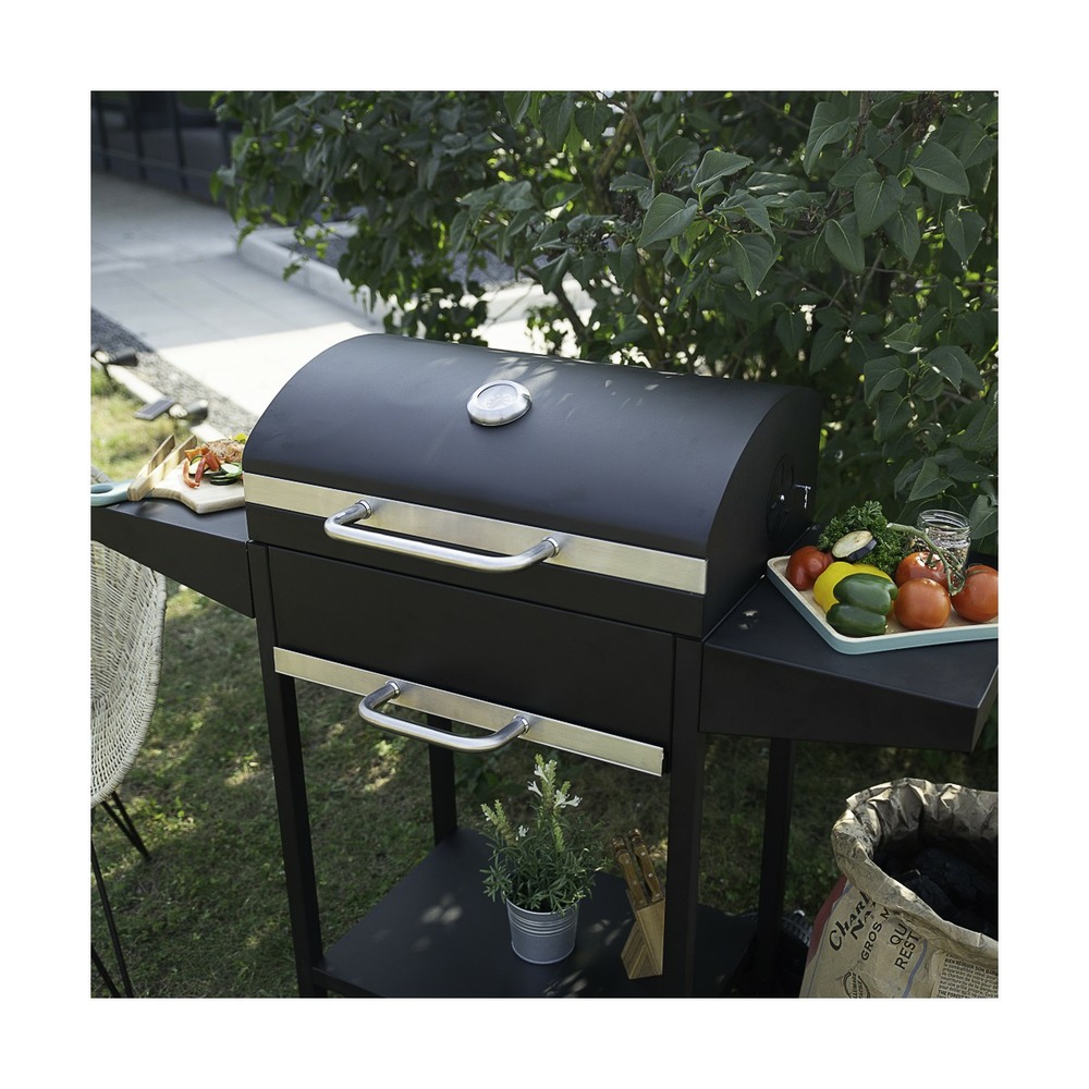 Barbecue à charbon avec desserte