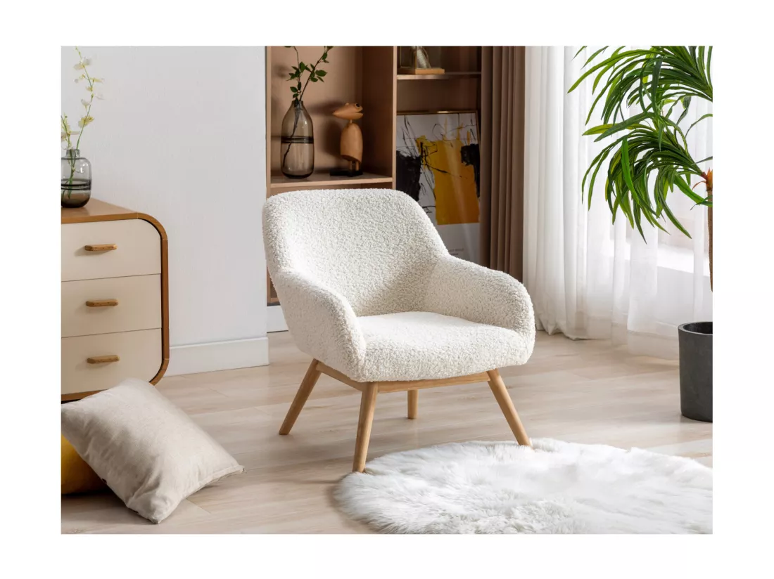 MALMO, Fauteuil lounge en tissu bouclé écru et hévéa naturel