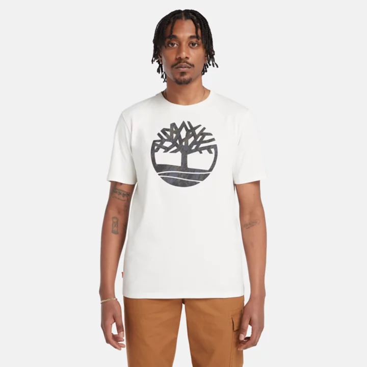 Camiseta masculina branca com estampa de árvore camuflada.