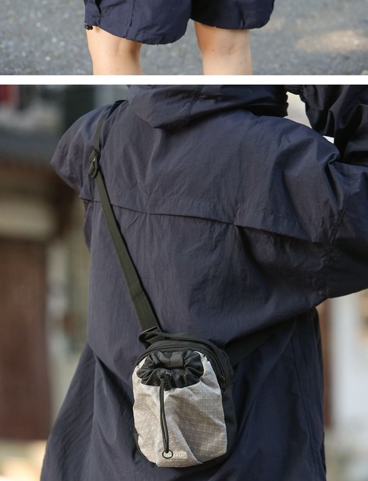 IOU - Geruite nylon crossbodytas met trekkoord
