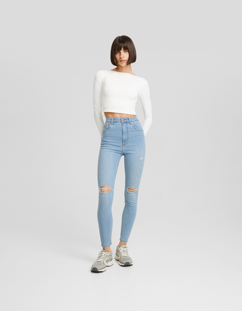 Calça jeans skinny de cintura super alta e rasgada