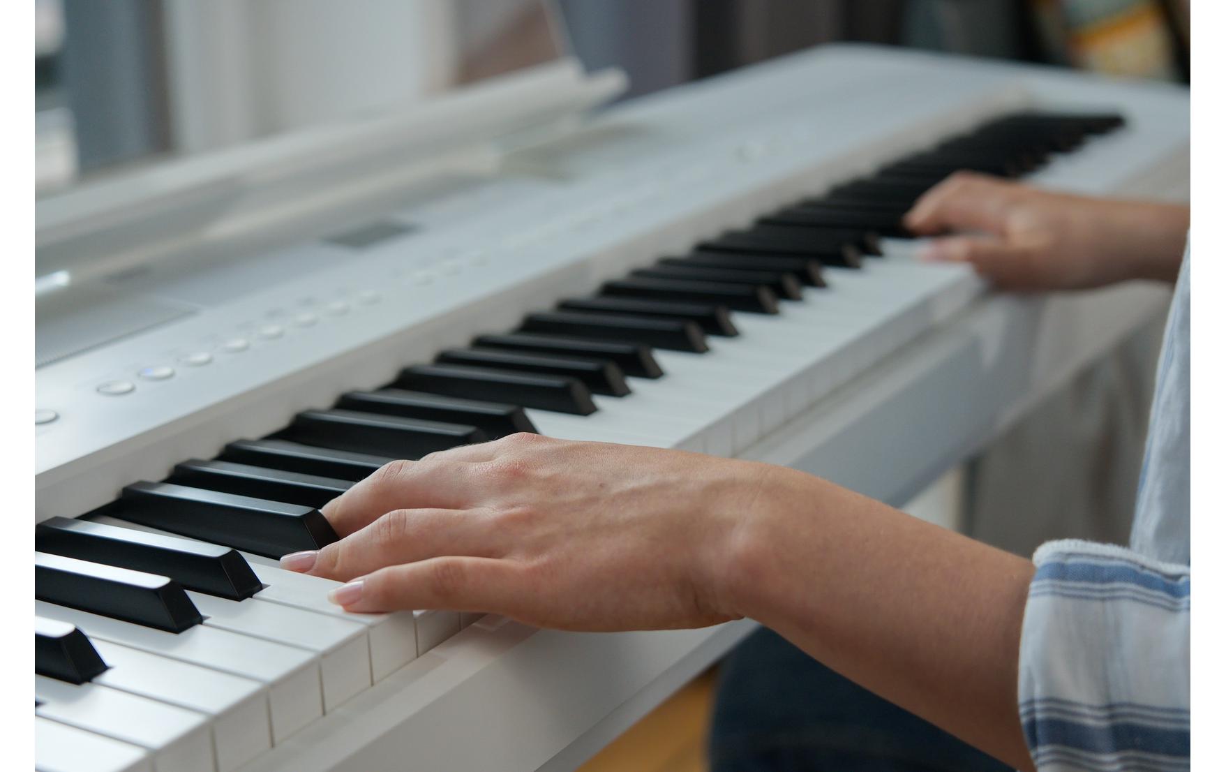 E-Piano ES-520 – Weiss<br>Digitalpiano mit Bluetooth-MIDI-Konnektivität und integrierten Lern- und Aufnahmefunktionen