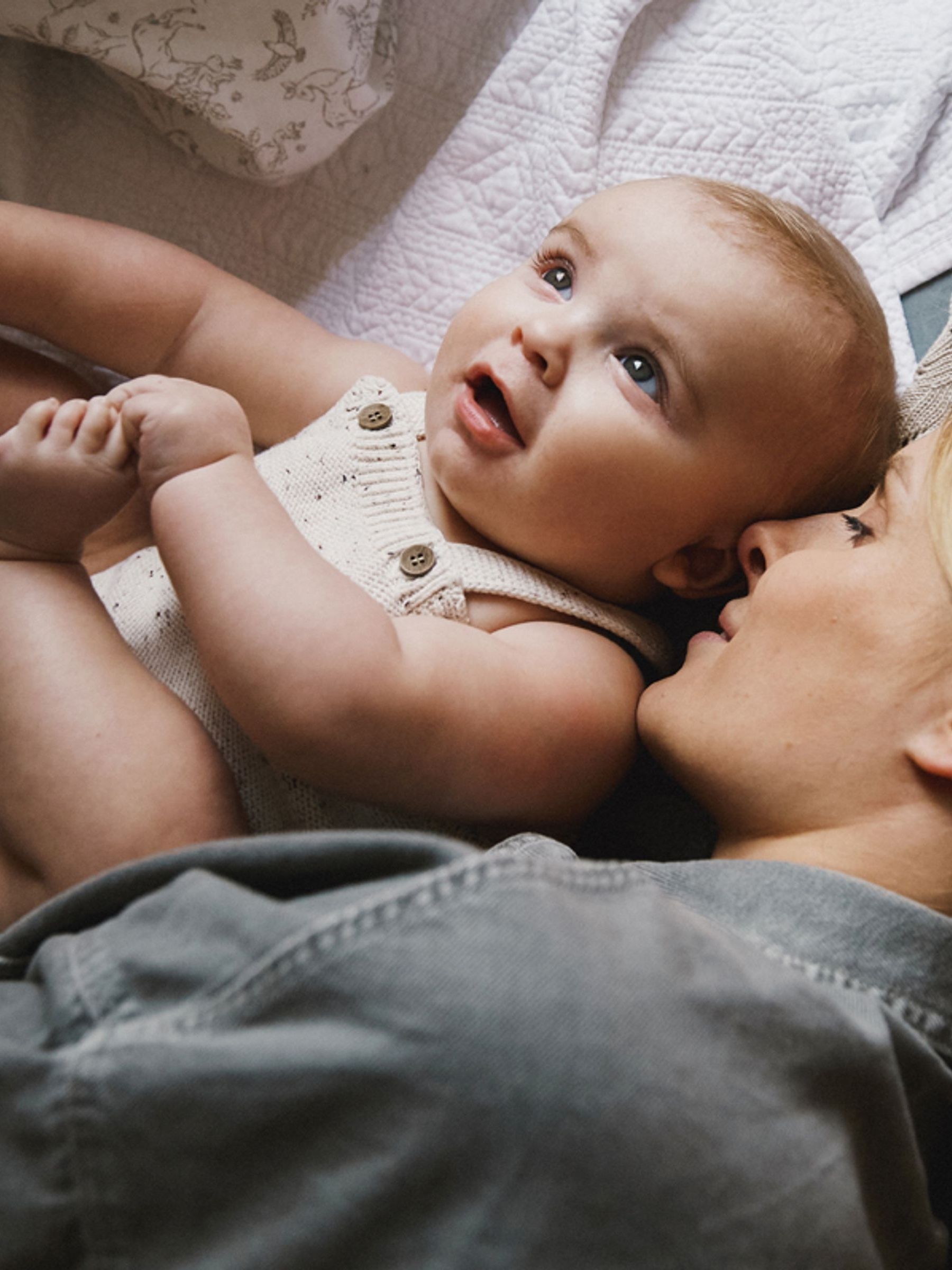 Moutkleurig - The Little Tailor stijlvol gebreid babyrompertje van 100% katoen
