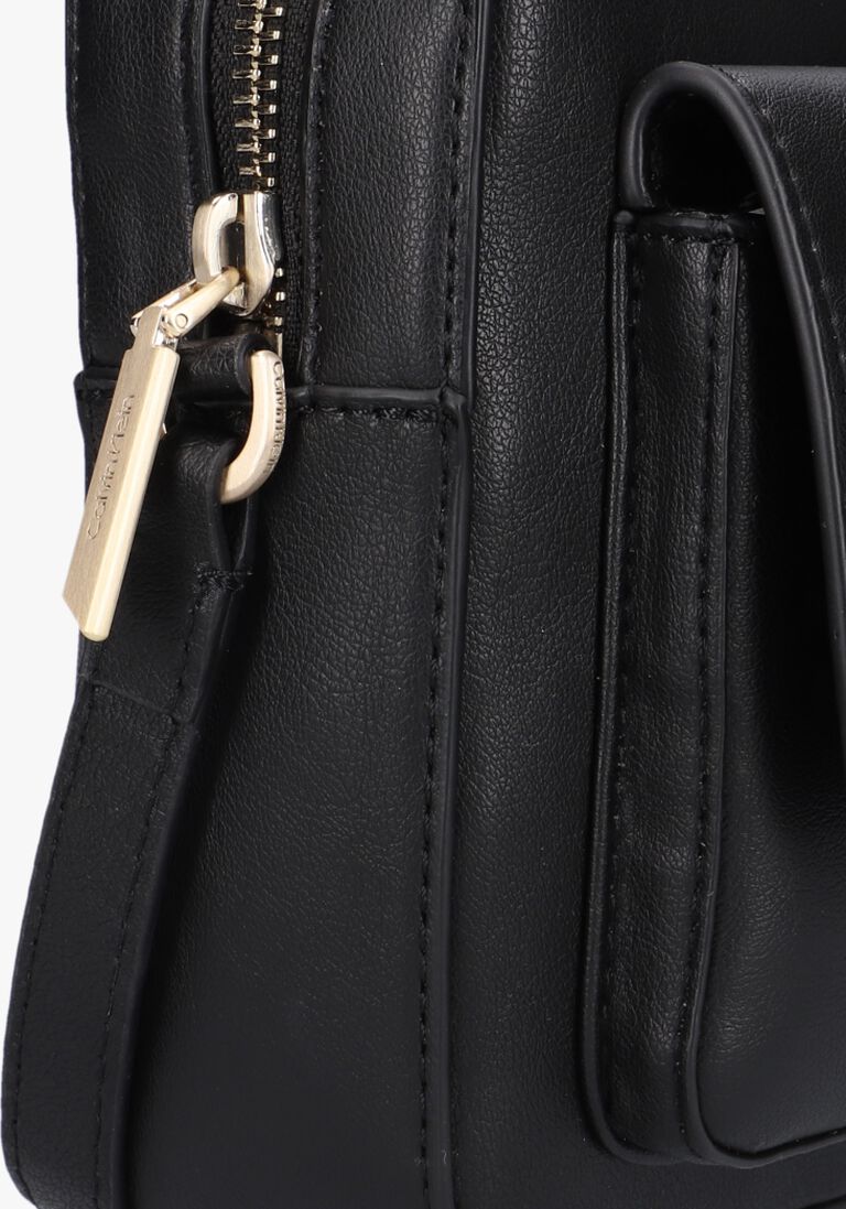 CALVIN KLEIN zwarte calvin klein schoudertas re-lock camera bag w/flap