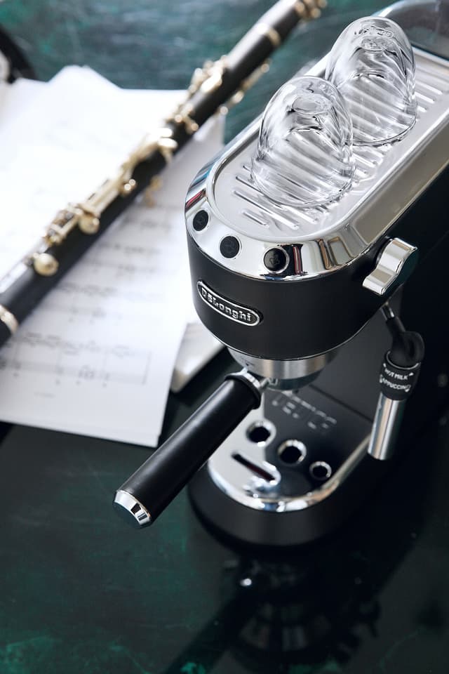 DeLonghi Dedica espressomaskine EC685BK (sort)