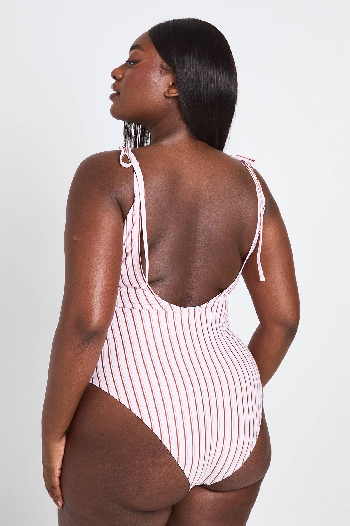 boohoo Maillot De Bain Grande Taille À Rayures Avec Bretelle Nouée