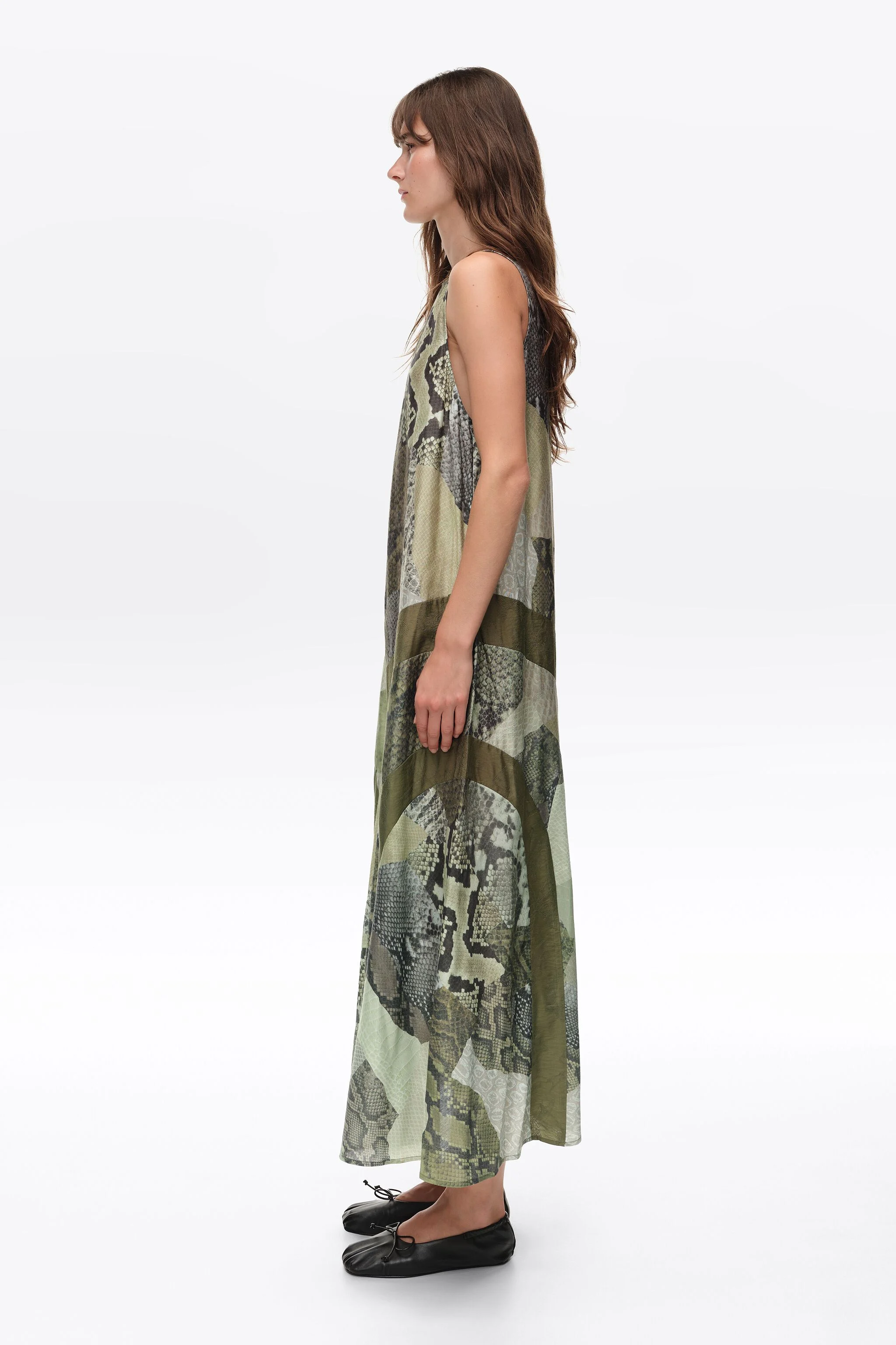 Vestido evasê com patchwork de cobra verde