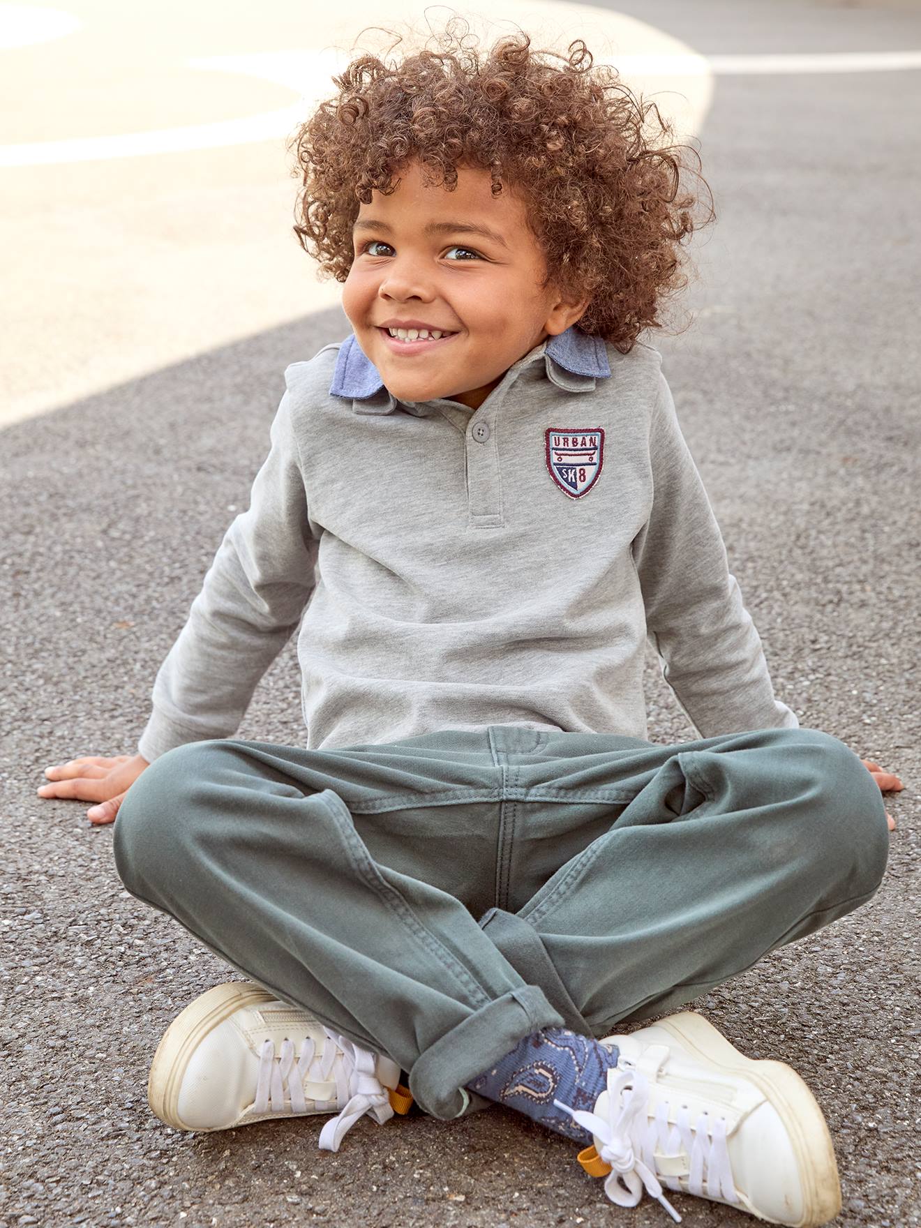 Camisa polo com emblema e gola chambray, camisa lisa azul-marinho infantil com estampas.