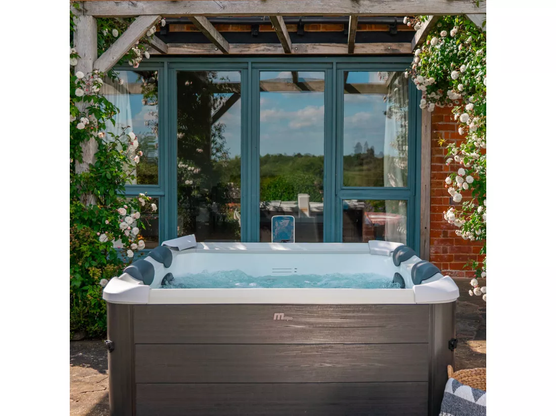 Spa rigide MSPA 6 places 4 coussins hydromassages. 8 filtres + bâche incluse 180 cm x 65 cm