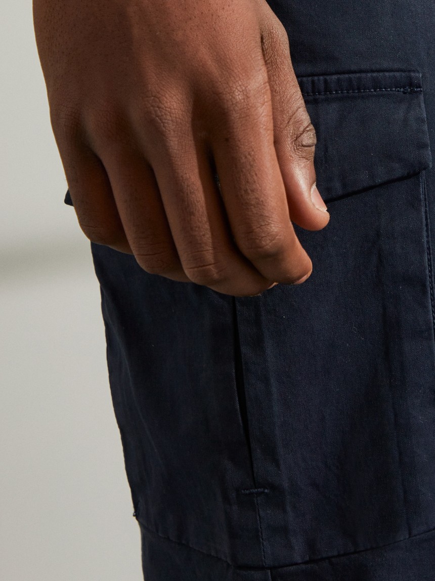 Calças regular fit chino de algodão stretch