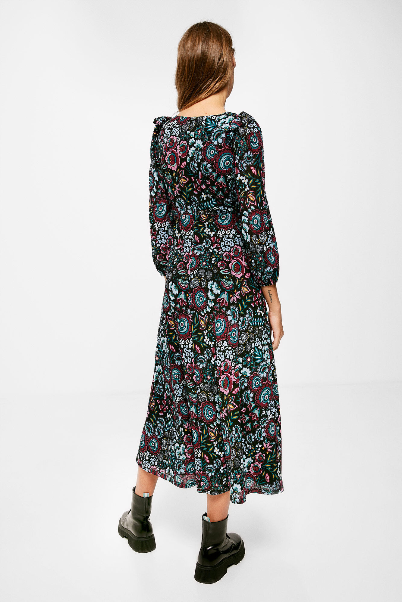 Vestido midi com estampa de babados e decote ombro a ombro.
