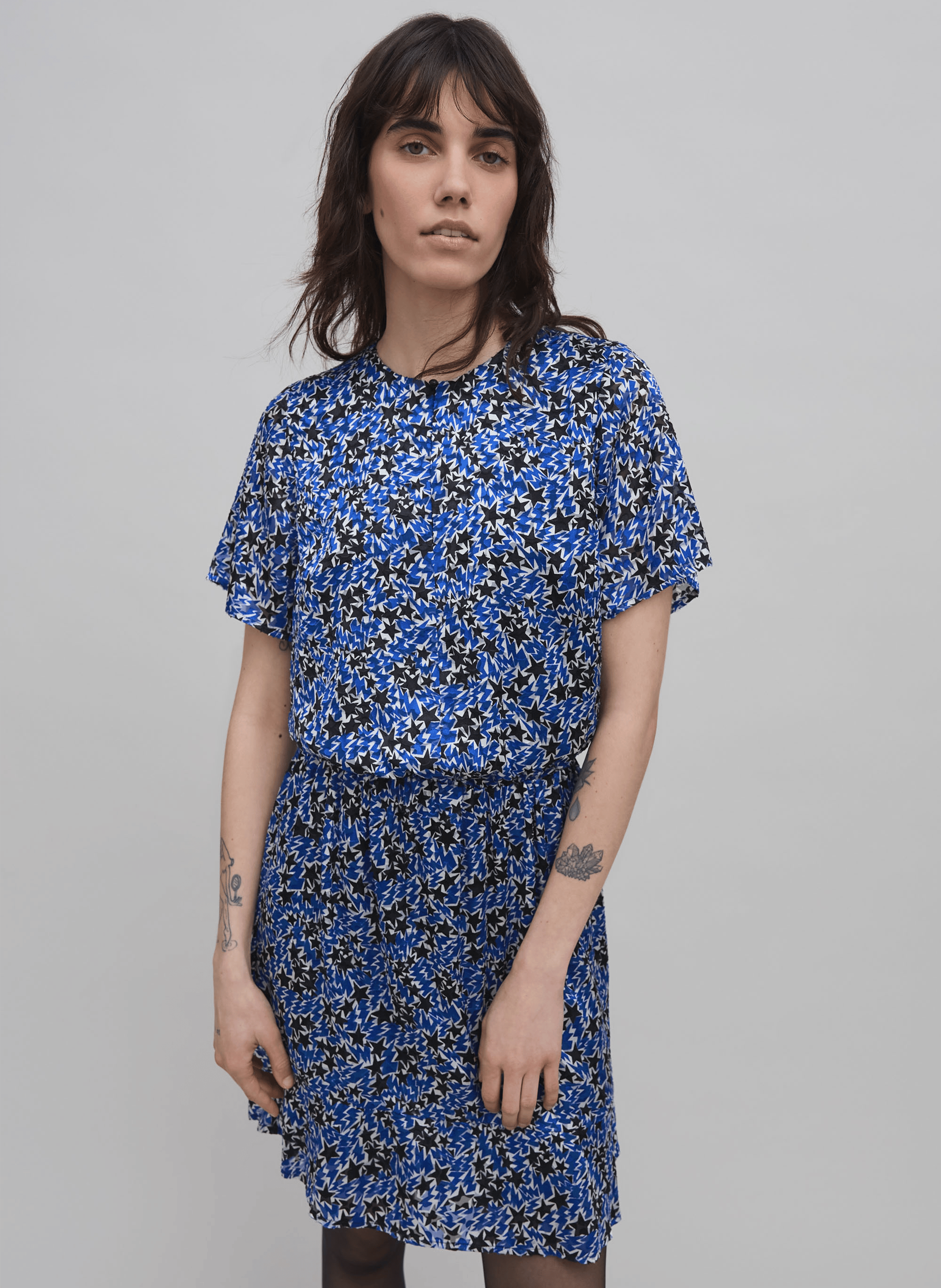 Robe courte cintrée à col rond | Bleu