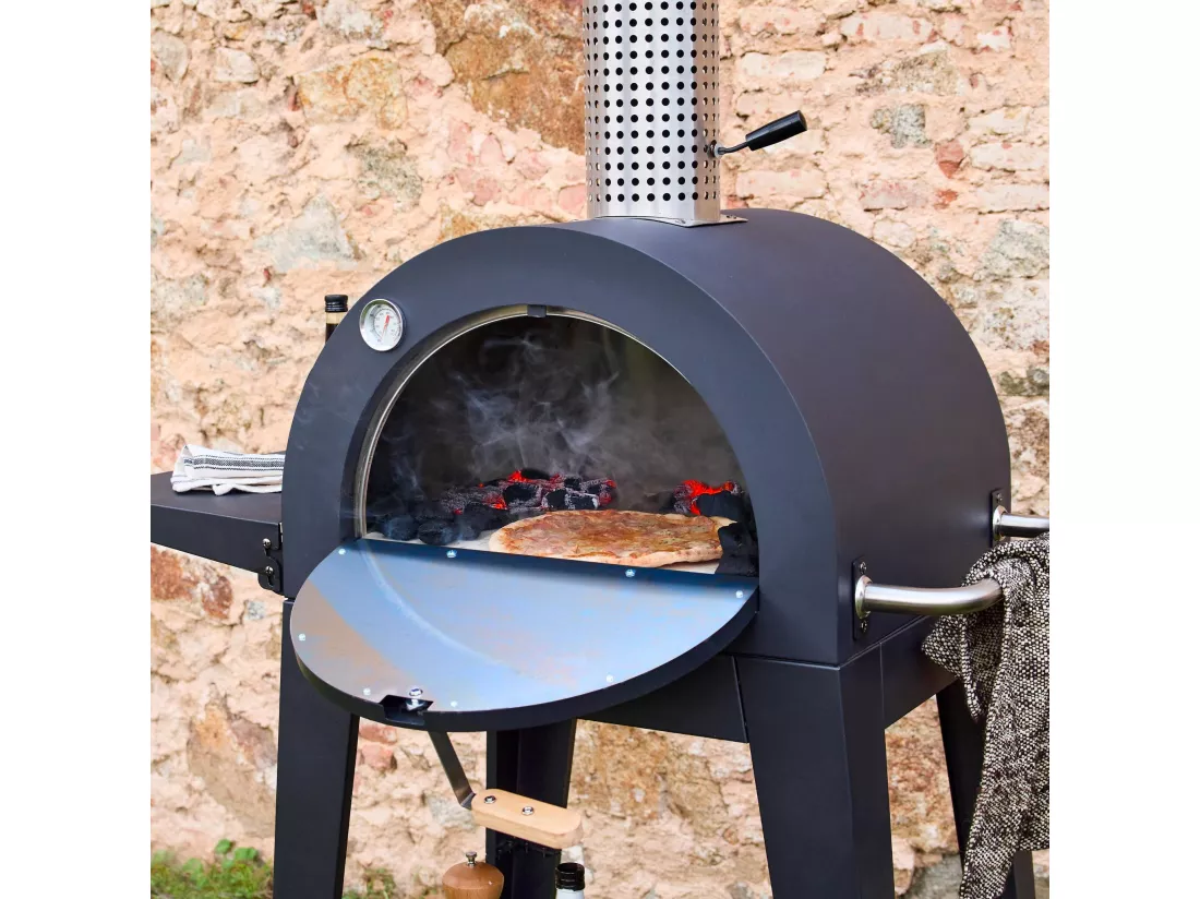 Four à pizza d'extérieur au charbon de bois. coloris noir - Giulia - pierre de cuisson roulette pelle et housse. L70xP63xH122cm