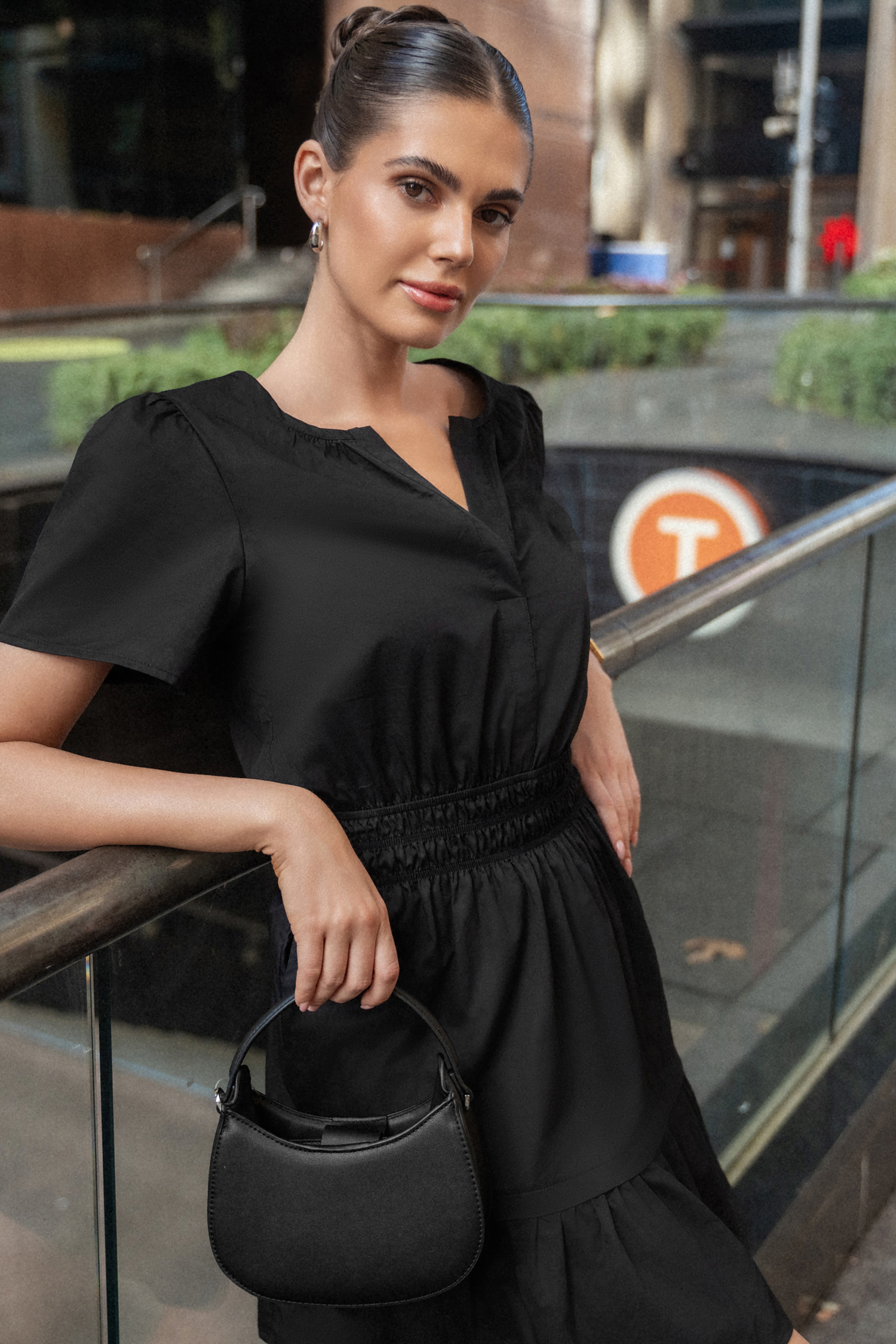 Robe mini en pur coton à manches courtes et taille à smocks noire