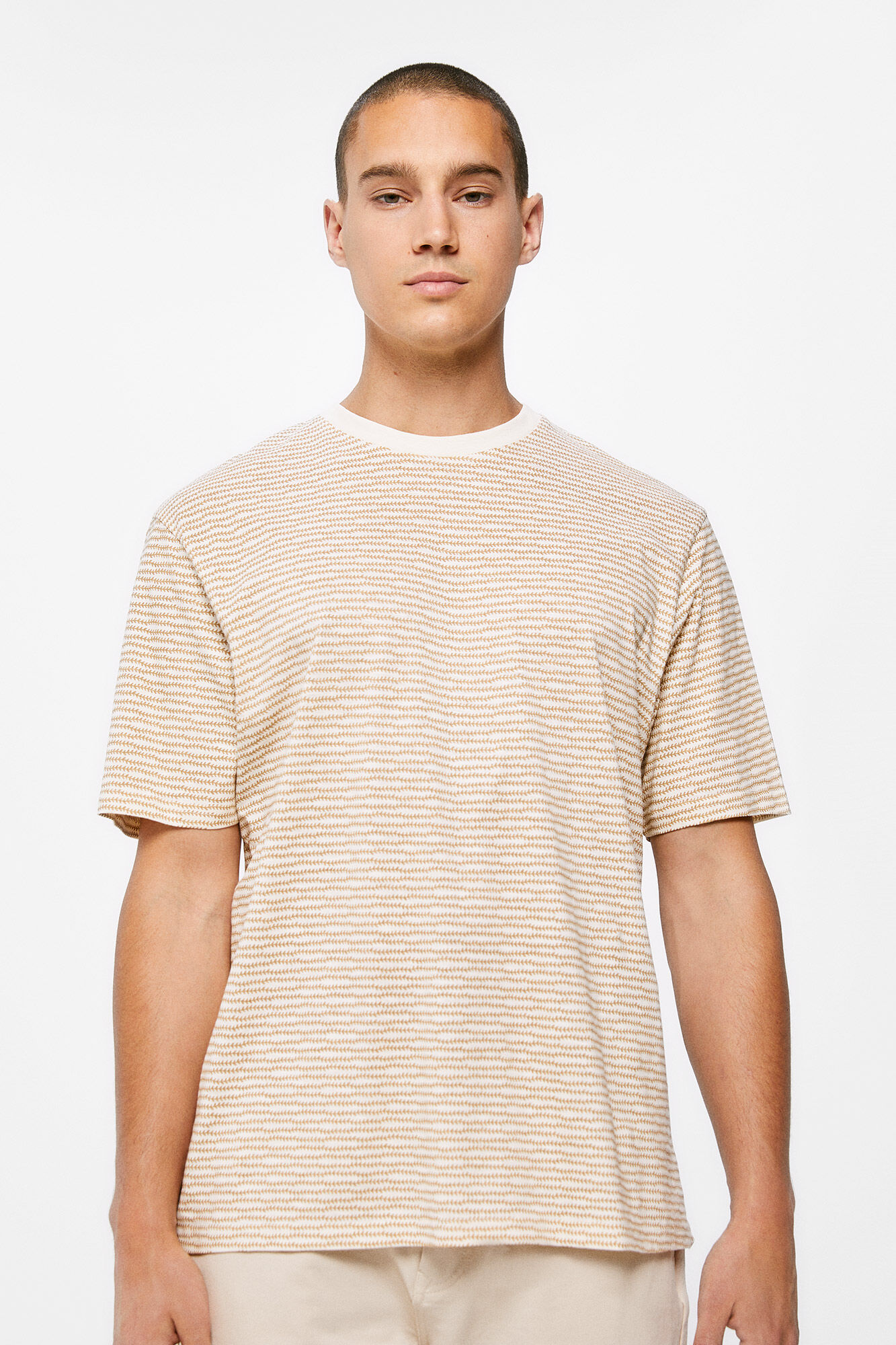 Camiseta com estampa total em fundo branco.