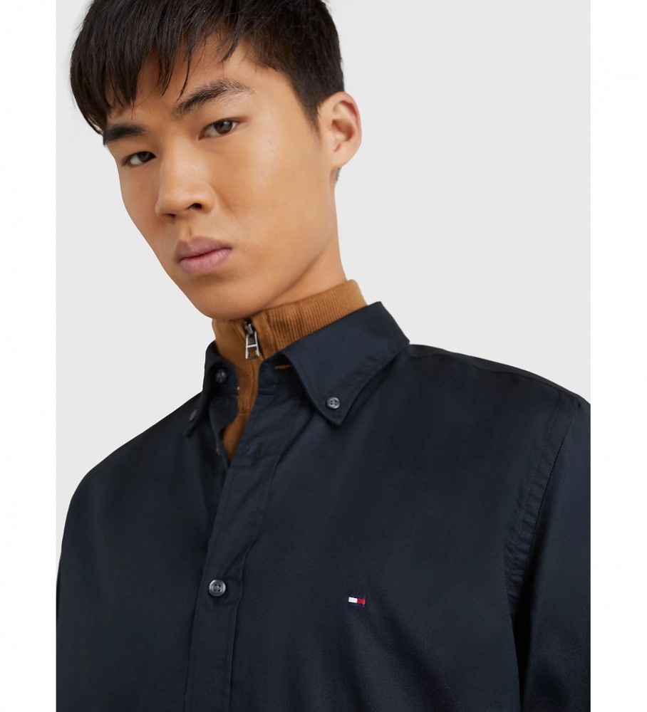Camisa Tommy Hilfiger TH Flex preta em popeline de algodão.