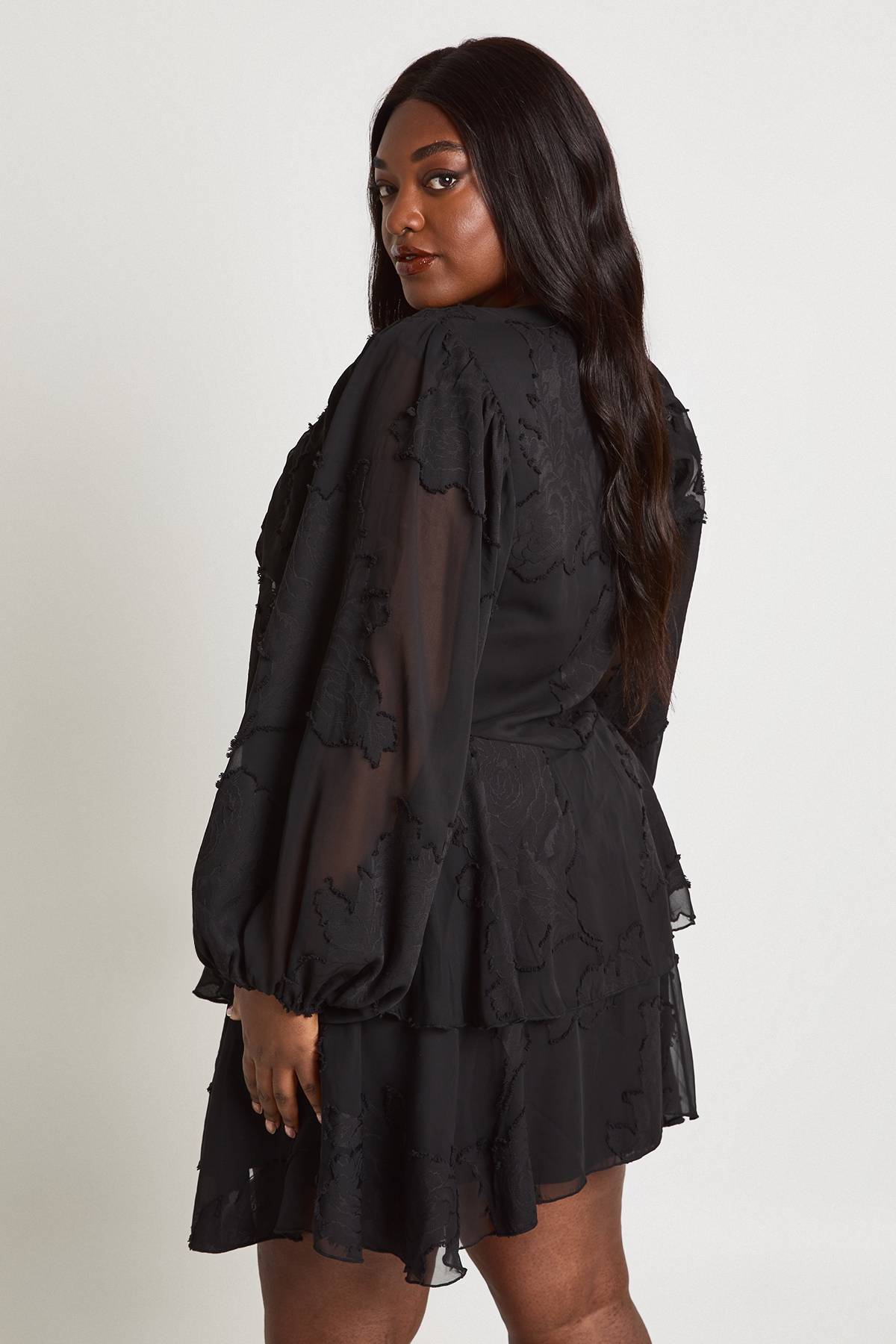 boohoo Robe Patineuse Grande Taille À Motif Floral Dévoré Avec Manches Bouffantes Et Ourlet À Volants