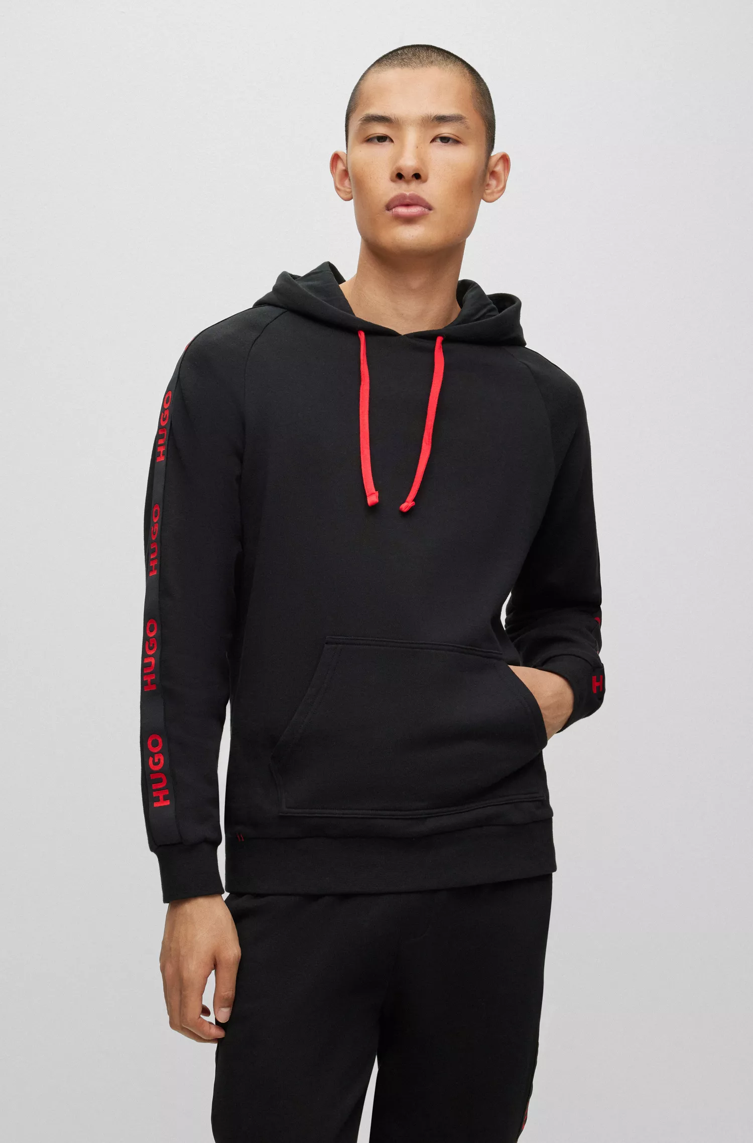 Moletom HUGO vermelho, modelagem relaxada, em algodão orgânico, com fita com o logotipo.