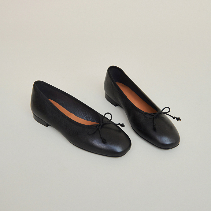Ballerines à bouts carrés  en cuir noir