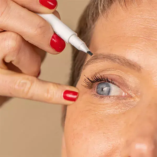 Até mesmo a caneta de feltro para sobrancelhas de 7g