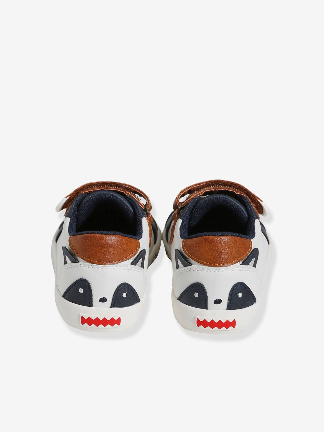 Tênis infantil masculino, modelo especial com design autônomo, branco claro liso com estampas.