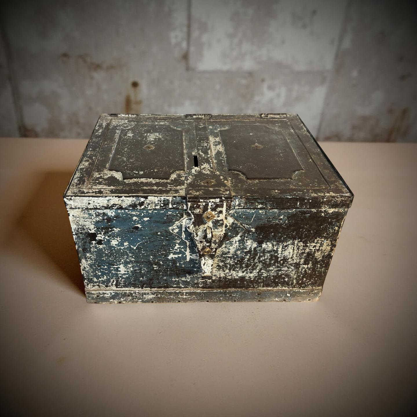 Kist Iron money box uniek