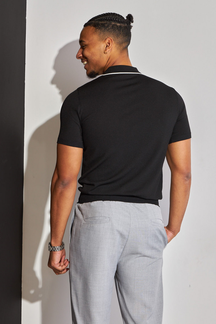 Polo noir plissé avec détail blanc