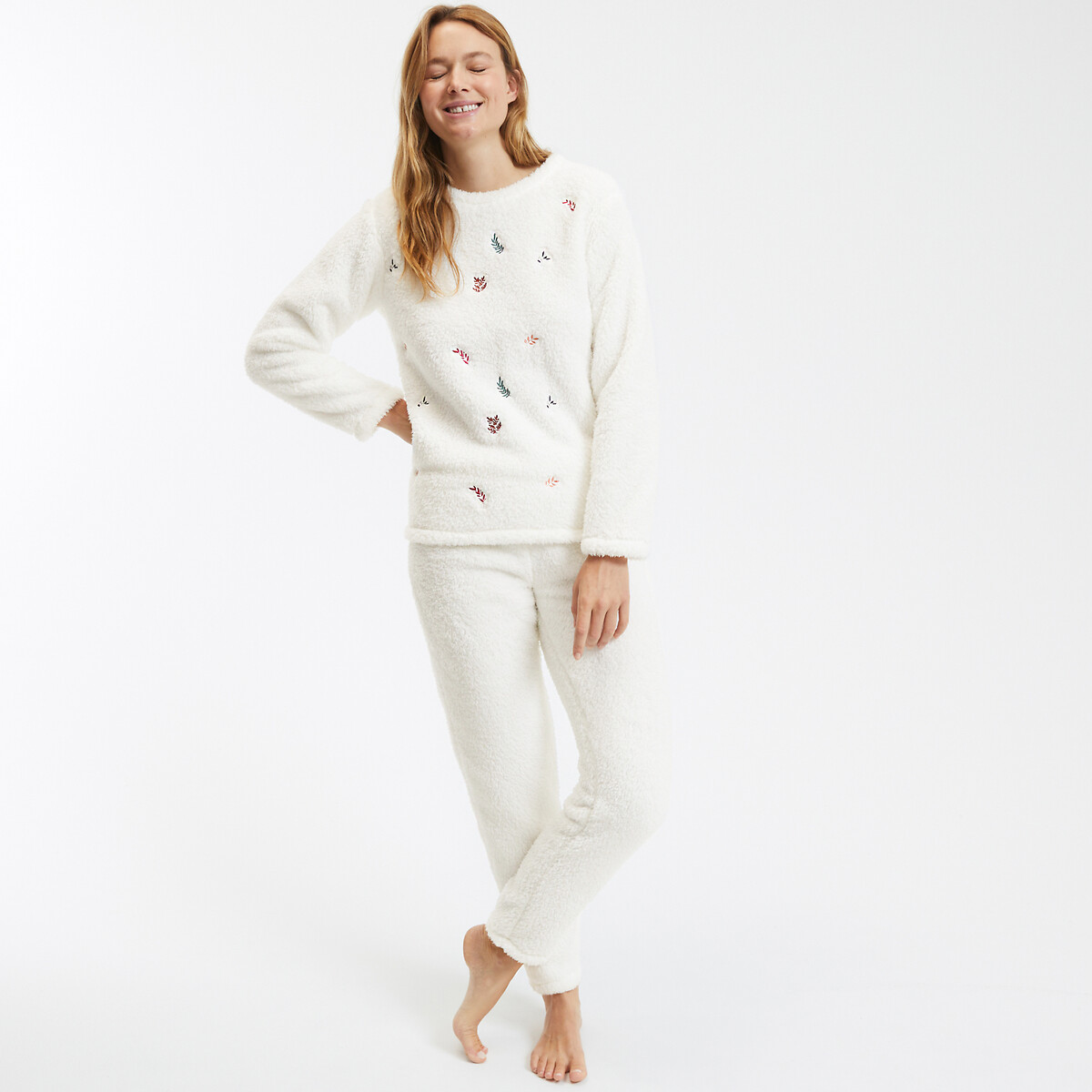 ANNE WEYBURN<br>Pijama em malha de lã com bordado de folhas