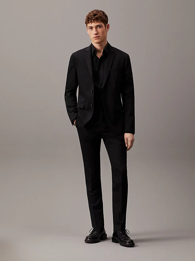 Blazer de abotoamento simples em lã elástica com modelagem slim.
