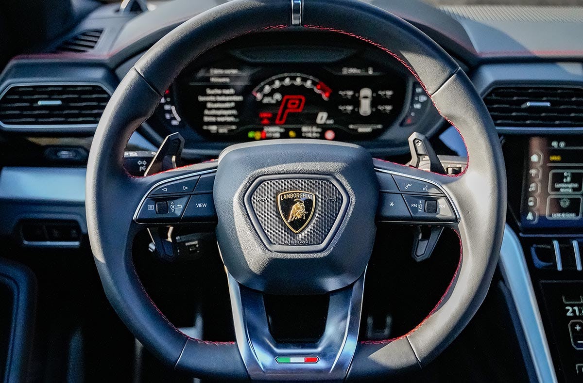Lamborghini Urus mieten (12 Std.)
