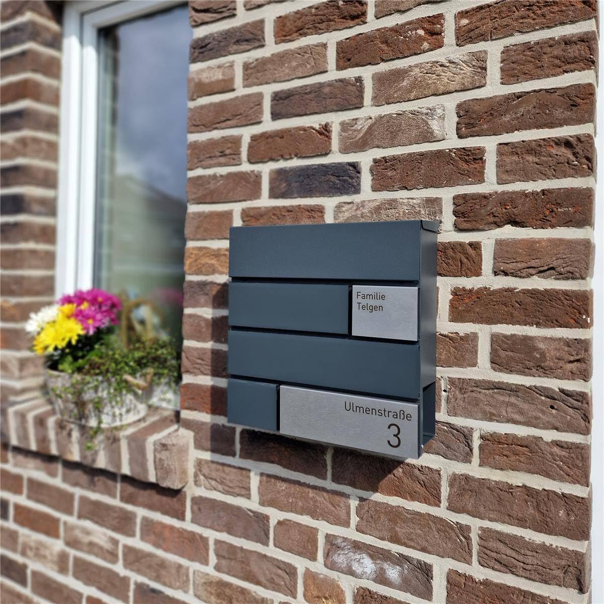 Metzler Briefkasten in Anthrazit Modell G - Pulverbeschichtung in RAL 7016 Feinstruktur Matt - Postkasten mit Gravur und Edelstahl Namensschild - Zur Wand-Montage - Größe: 37 x 37 x 10,5 cm